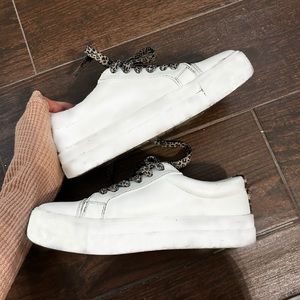 American Eagle / Women’s US Size 6 / White + Cheetah Print